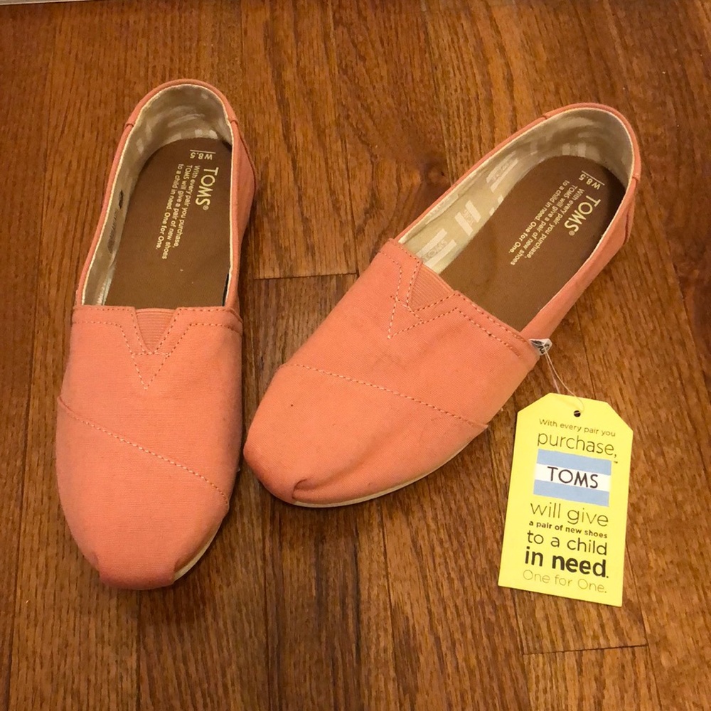 Never worn Toms. Tags still on